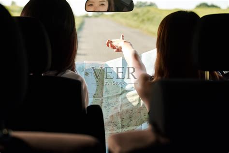 女性开车旅行照片摄影图片_ID:422547374-Veer图库