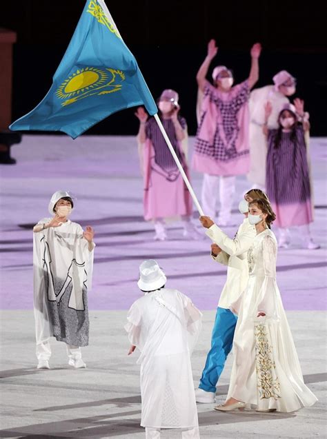 养眼！哈萨克斯坦女旗手好像仙女登微博热搜|哈萨克斯坦|东京奥运会|开幕式_新浪新闻