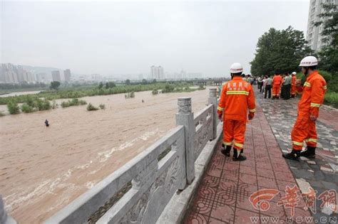 大理洪灾上演生死时速:司机刚被救上岸车被冲走|云南|漾濞县|生死时速_新浪新闻