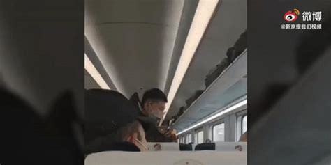 男子高铁上大声打电话，邻座乘客提醒后反被骂：你要没病就受着_凤凰网视频_凤凰网