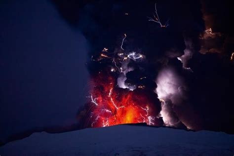 冰岛火山震撼场面：火山云升至万米高_新浪图片