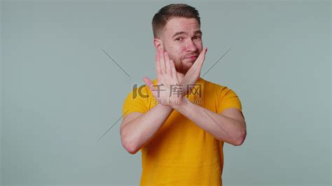 男人交叉双手，做出警告或禁止的手势，意思是停止完成。高清摄影大图-千库网