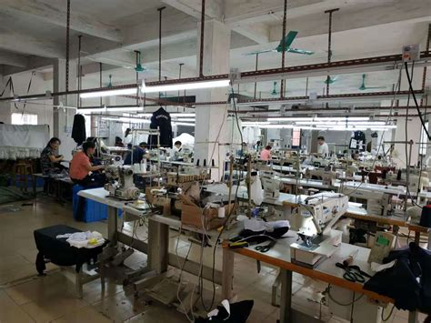 上工服装智能制造微工厂坐落于上海浦东新区金桥出口加工区。目前工厂可“按需定制”西服、西裤、衬衫、牛仔裤等多款式的商务正装和休闲服装。