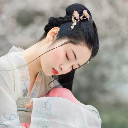 女生古风范头像图片真人