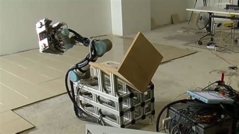 机械取代了人工！德国研制铺瓷砖机器人，一天铺设500平方米|机械|机器人|瓷砖_新浪新闻