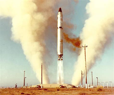 历史上的今天5月18日_1980年中国向南太平洋预定海域发射的第一枚洲际导弹获得成功，射程9068千米。