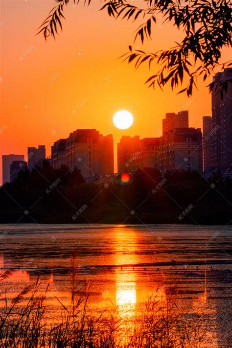 美图：夕阳西沉时，整个天空都红彤彤的，异常美丽