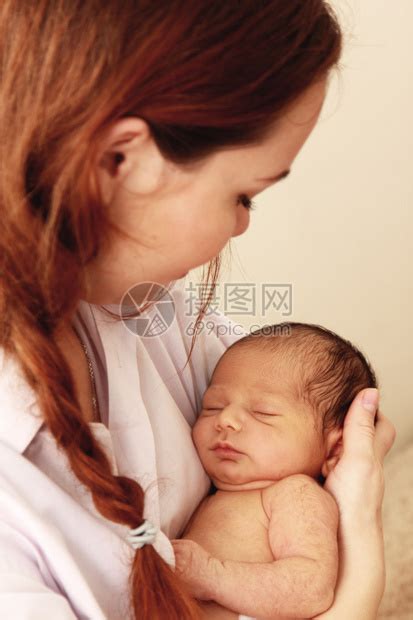 母亲带着她刚出生的婴儿高清图片下载-正版图片504796907-摄图网