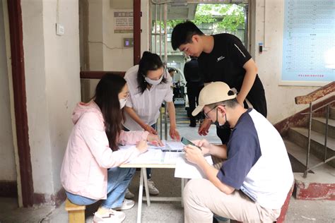 湖大男生组织 “有爱搬寝志愿队” 帮女生搬迁宿舍👍|志愿队|学院|研究生会_新浪新闻