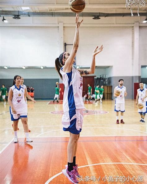 学校8到10岁儿童学习篮球体育运动（分享篮球运动育儿过程）-我爱育娃