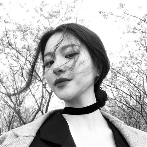 黑白女生头像温柔露脸
