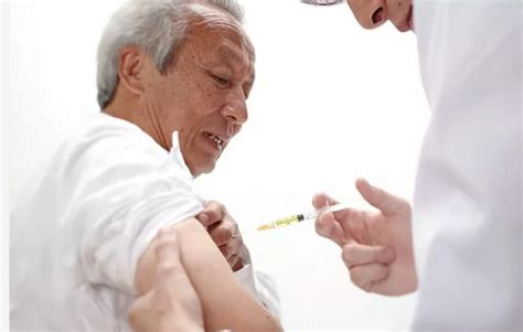 威海市人民政府 新冠病毒感染疫情防护知识宣传海报 老年人疫苗接种海报5