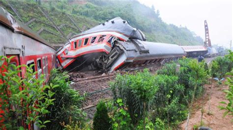 沪昆铁路事故：山体滑坡堵塞铁路，列车撞上后脱轨，19人遇难_腾讯视频