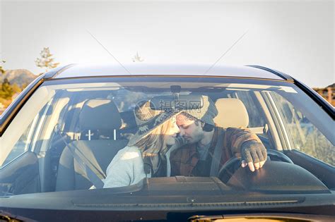 车内拥吻的情侣高清图片下载-正版图片501508866-摄图网
