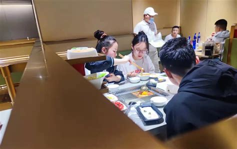郑州恢复堂食首个周末，消费者深夜赶来吃海底捞-大河新闻