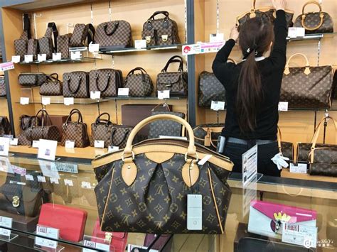 开屏新闻-售价暴涨220%！韩国奢侈品门店前大排长队，催生400亿元大市场