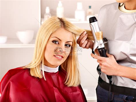 女人在理发师与高清图片下载-正版图片504753774-摄图网