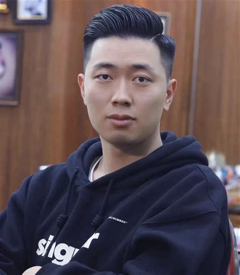 大背头发型男图片