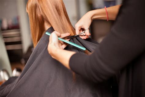正在给客人剪头发的理发师高清图片下载-正版图片502090997-摄图网