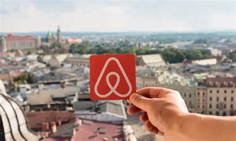 共享住宿鼻祖Airbnb成功上市，首日大涨113%|界面新闻