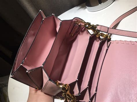 关于精仿a货蔻驰女包57077-蔻驰女包高仿和正品一模一样吗-第2张图片-潮百科