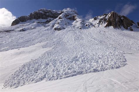 雪崩图片-从下往上看的高山雪崩素材-高清图片-摄影照片-寻图免费打包下载