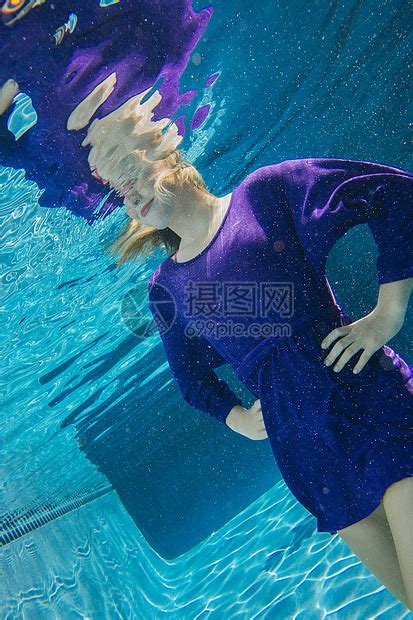 水下年轻女人手放在腰上高清图片下载-正版图片501854764-摄图网