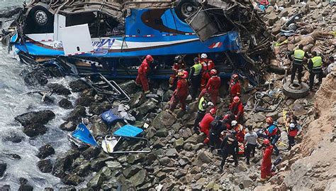 秘鲁大巴坠落80米悬崖 48人殒命“魔鬼弯”|界面新闻 · 天下