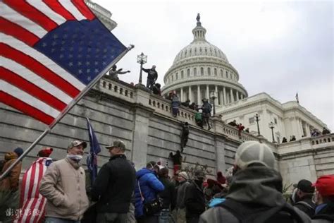 1月6日，美国华盛顿，示威者进入美国国会区域，并攻破了国会大厦，图为特朗普的支持者爬墙。图自澎湃影像|ZZXXO