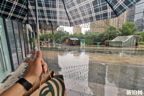 武汉暴雨持续市区渍水严重_凤凰网