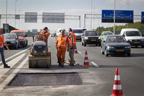 Metersgroot gat in A2 zorgt voor lange files | Foto | AD.nl