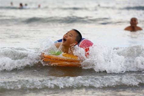 海南三亚：海边戏水 乐享假期-人民图片网