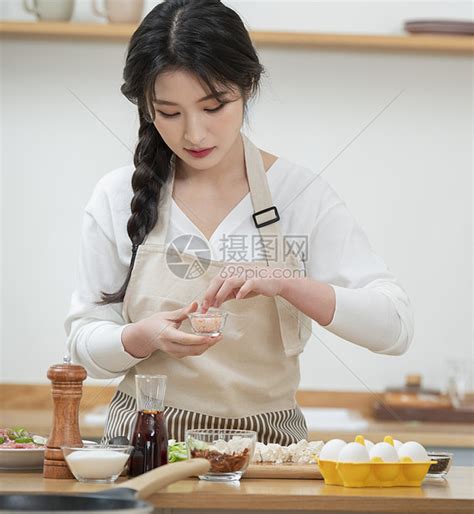 拍摄烹饪做菜短视频的年轻女子高清图片下载-正版图片502328040-摄图网