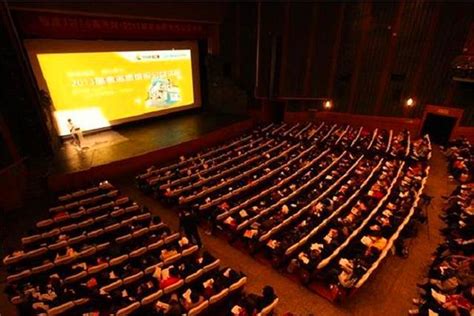 北京电影院隔排隔座售票。如果电影院现在复工，你会去看电影吗？-搜狐大视野-搜狐新闻