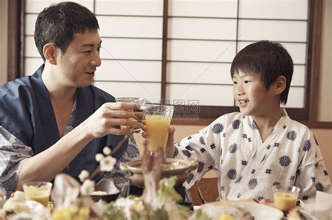 幸福父子吃年夜饭喝酒高清图片下载-正版图片507642435-摄图网