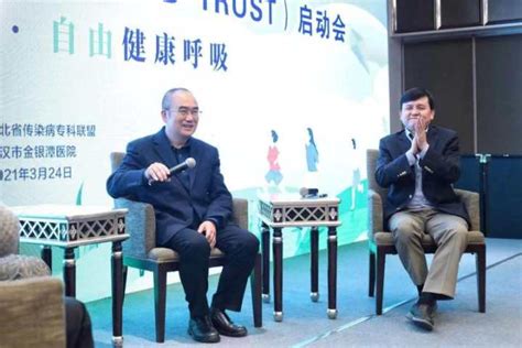 张文宏在武汉谈新冠疫苗：接种率70%是底线 上不封顶