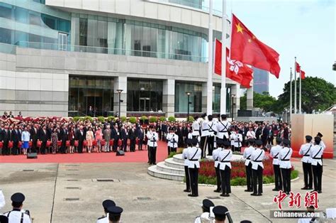 香港特区政府保安局举行宪法40周年升旗仪式 六大纪律部队迈中式步操入场_南方网