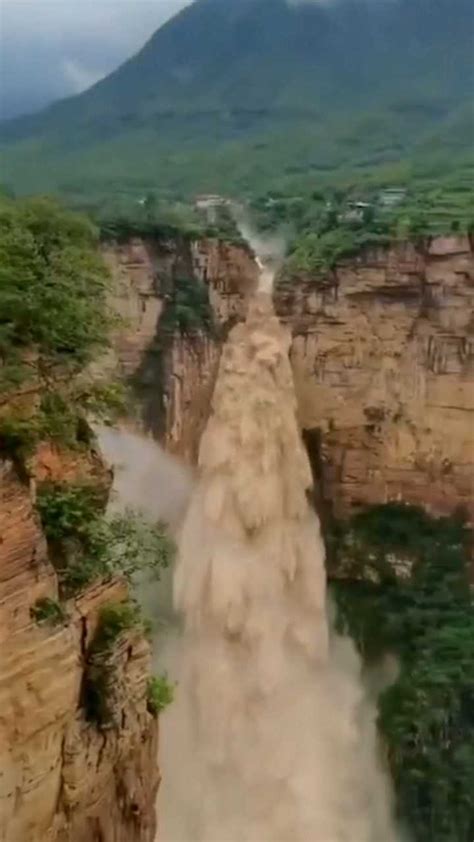河南万仙山爆发山洪 洪水从高山上冲出，形成巨大瀑布倾泻而下