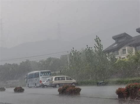 直击北京暴雨｜房山一集配站百余人被困，目前已全部救出_新浪新闻