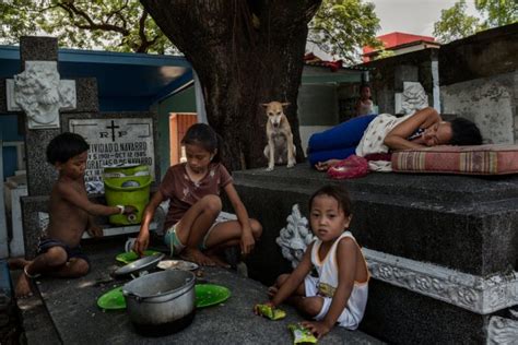 由于贫困，在菲律宾有这样一群人把墓地当成了自己的家，以 ...