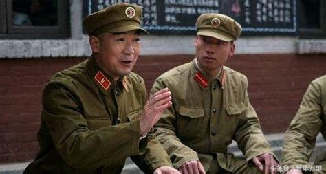 1985年，中国推出了85式军服，肩章上为何没有军衔？|军服|军衔|肩章_新浪新闻