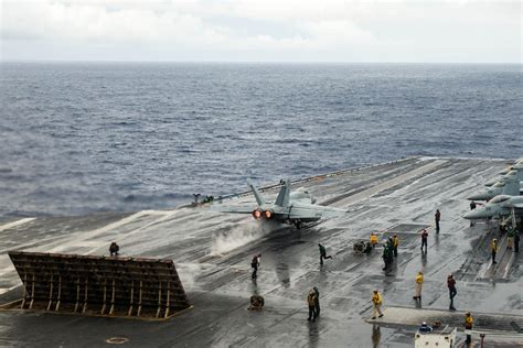 外媒:美军双航母巡航南海 要替菲律宾撑腰？_央广网