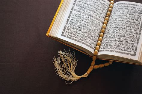 宗教水平的古兰经在桌边有蜡烛书插画图片下载-正版图片307585011-摄图网
