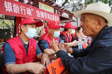 江苏连云港：法律援助服务团普法宣传暖人心-人民图片网