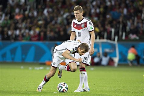 德国任意球逗比战术：穆勒假装摔倒 结果演砸了(图)|世界杯|德国任意球_凤凰体育