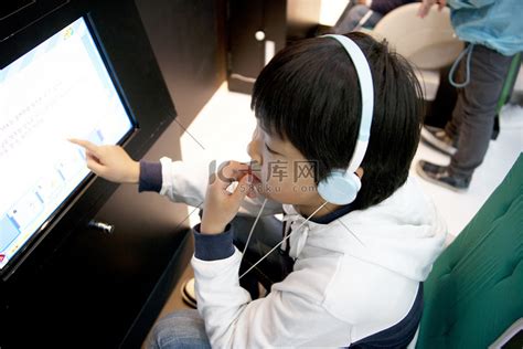小男孩看着监视器在首尔国际车展高清摄影大图-千库网