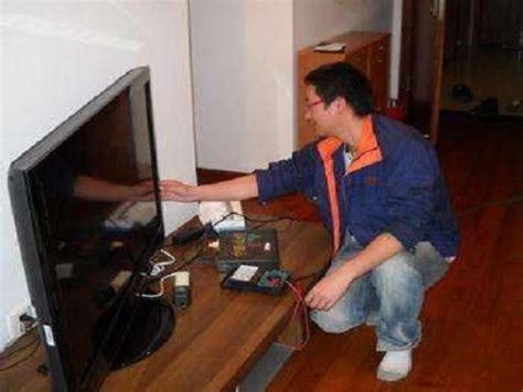 技术员修理电视
