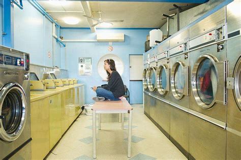 洗衣店的年轻女洗衣店的细节高清图片下载-正版图片505686143-摄图网