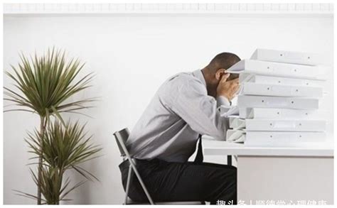 年轻抑郁的商人在办公室电脑桌工作压力大高清图片下载-正版图片505661554-摄图网