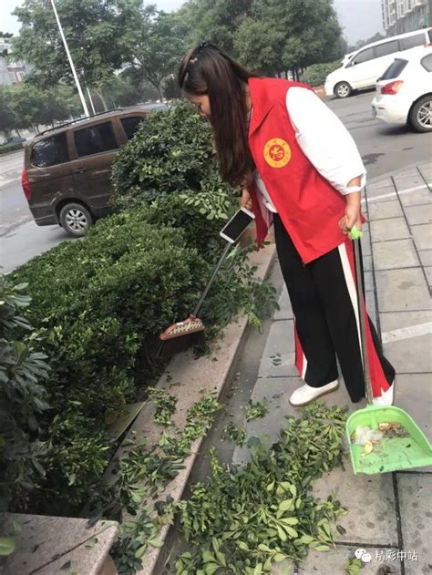师范学院志愿者积极参与公园社区清明节全民清扫日活动